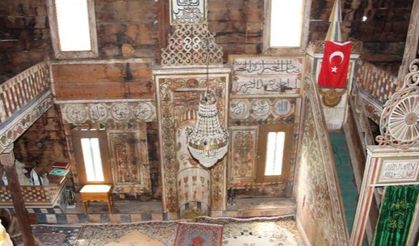 4 asırlık ahşap camideki 5.19'u gösteren saatin sırrı çözülemedi